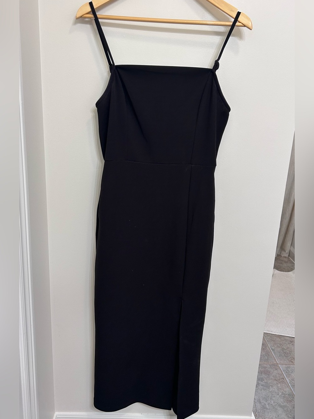 Melloday Classic Black Spaghetti Strap Slit Dress Pockets